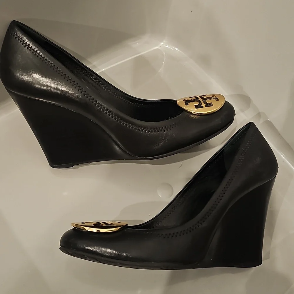TORY BURCH Black and Gold Wedge Pumps Sally Sophie